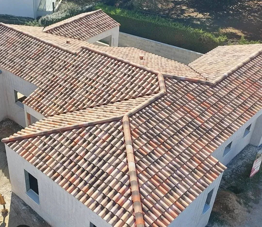 Vue aérienne d’une villa après rénovation complète de la toiture en tuiles canal