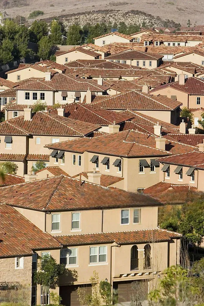 Panorama de maisons provençales aux toits en tuiles rouges, vue en légère plongée