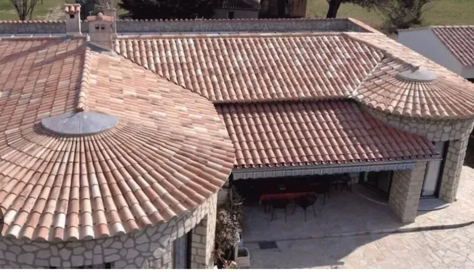 Villa rénovée – Toiture en tuiles canal Vue drone d’une villa en pierres avec toiture en tuiles canal entièrement rénovée